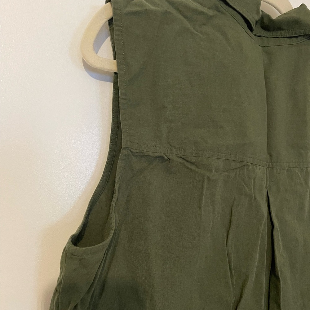 Banana Republic Green Sleeveless Casual Button-Up with Pockets - Picture 4 of 5